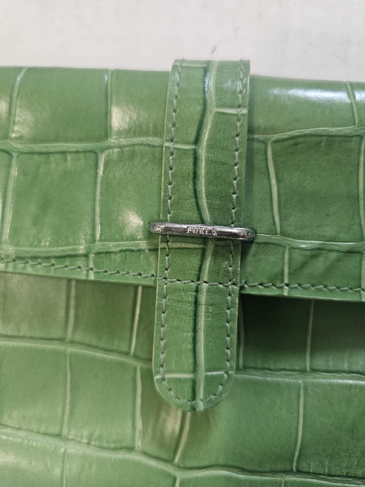 Bolso sin asas de cuero en relieve Furla verde cocodrilo con cadena plateada hecho en Italia Foto 3 de 4