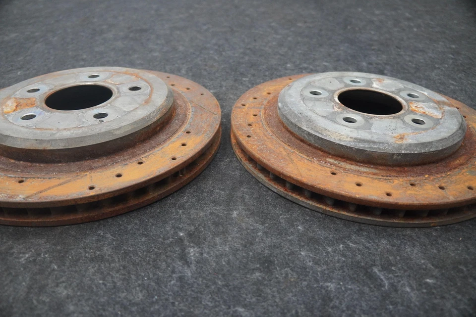 Conjunto 2 rotores de freio a disco traseiros esquerdo direito perfurados com fenda Chevrolet Corvette C6 - Imagem 2 de 4