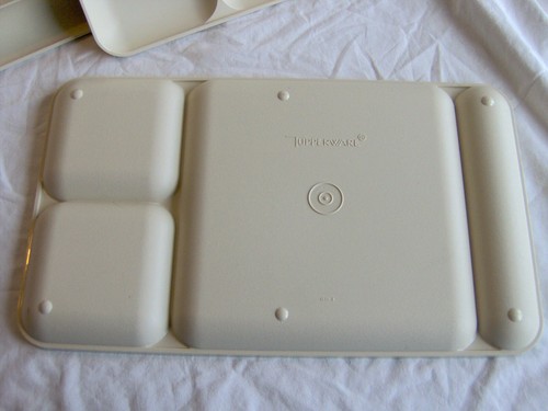 TUPPERWARE #1535 DIVIDED DINING TRAY STACKING Picnic Camping RV Potluck TV Porch - Picture 3 of 9