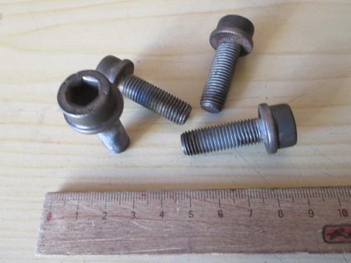 4xSchrauben Bremssattel  VW  Golf 4 Bora AUDI  A1 A3 8P Seat Skoda M10x 1,25 L30