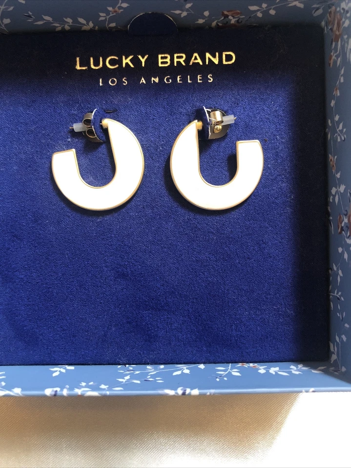 Brincos de argola plana em forma de U tom dourado e esmalte branco Lucky Brand novo na caixa - Imagem 4 de 4