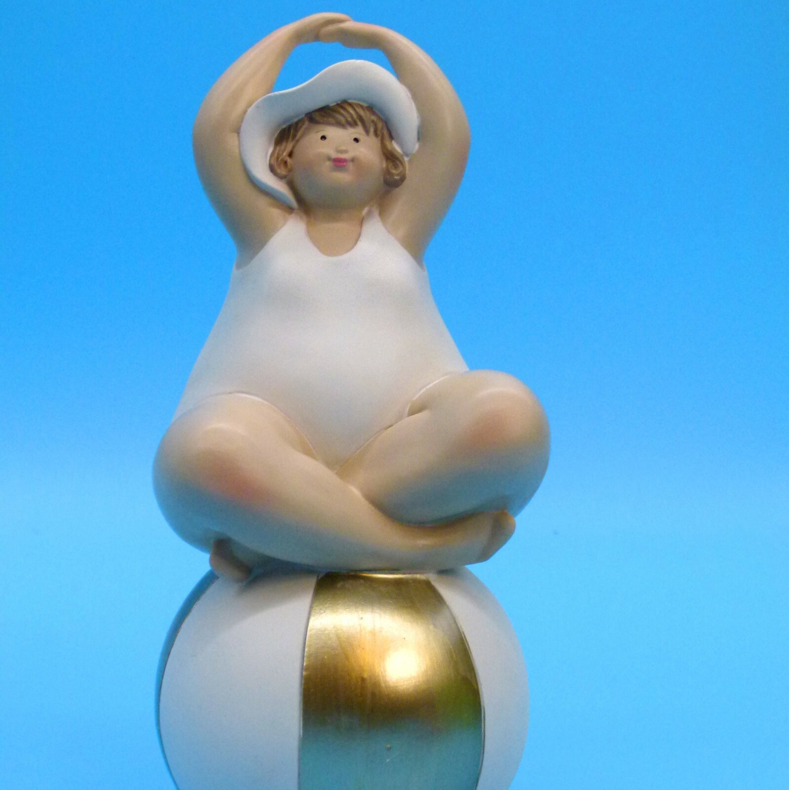 Yogafigur Dekofigur dicke Lady dicke Nana Dicke beim Yoga Schneidersitz auf Ball