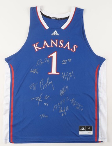2025 Kansas Jayhawks Team-signiertes Trikot von (12) mit Dajuan Harris Jr., Zeke May