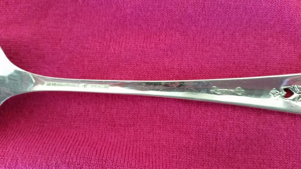 Queens Lace by International Sterling Berry Spoon Hand Chased Fruit in Bowl 8742 - Image 4 of 4