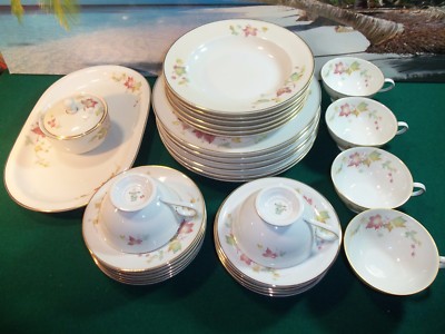 32 PIECE SET OF HUTSCHENREUTHER SELB BAVARIA GERMANY FURVEL CHINA