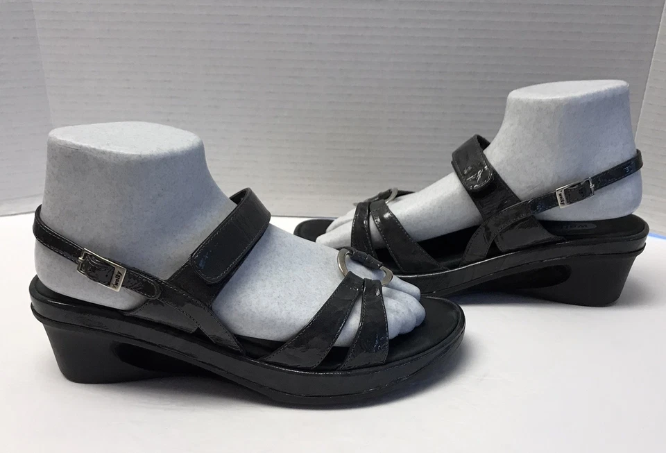 Sandalia de cuña Wolky con plataforma de charol gris con tacón de honda ajustable para mujer Foto 3 de 4