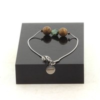 Steine Und Mineralien. Armband Aus Edelstahl Mit Einer Epidot-Perle Aus Myanmar
