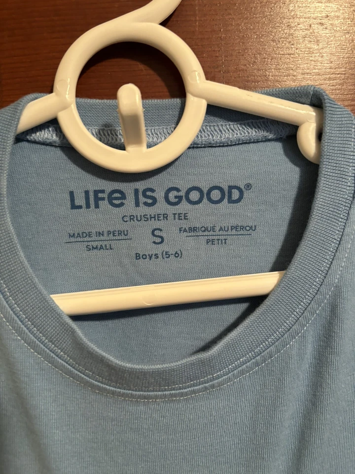 Camiseta Life Is Good Boys S 5/6 Azul Claro Manga S “Lucky Dog” Usada en Excelente Condición Foto 4 de 4