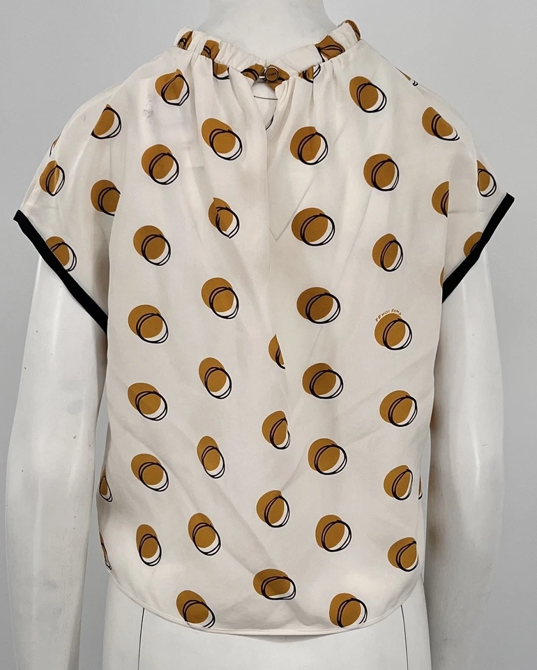 Blusa Fendi blanca manga corta con patrón de lunares negros y amarillos talla 40 Foto 3 de 4