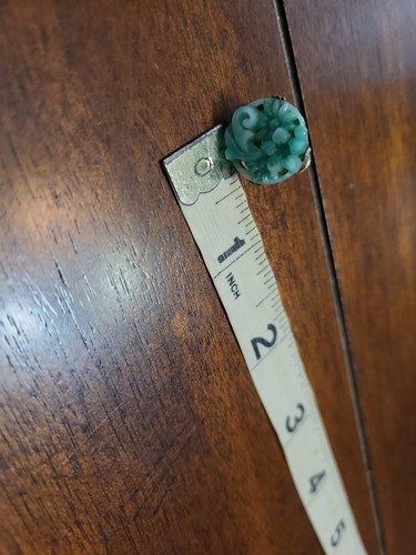 Beautiful Carved Floral Design Green Jade? Glass? Screw Back Earrings - 第 9/10 張圖片