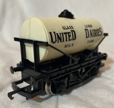 Hornby United Dairies Milk Tanker Wagon - R007 - OO Gauge