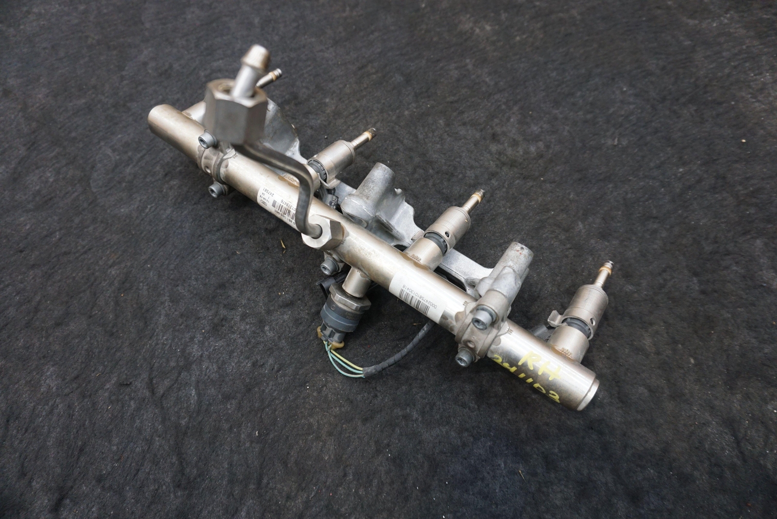 Right Fuel Injection Rail Pipe 4 Injector OEM 247581 Ferrari California 2008-14