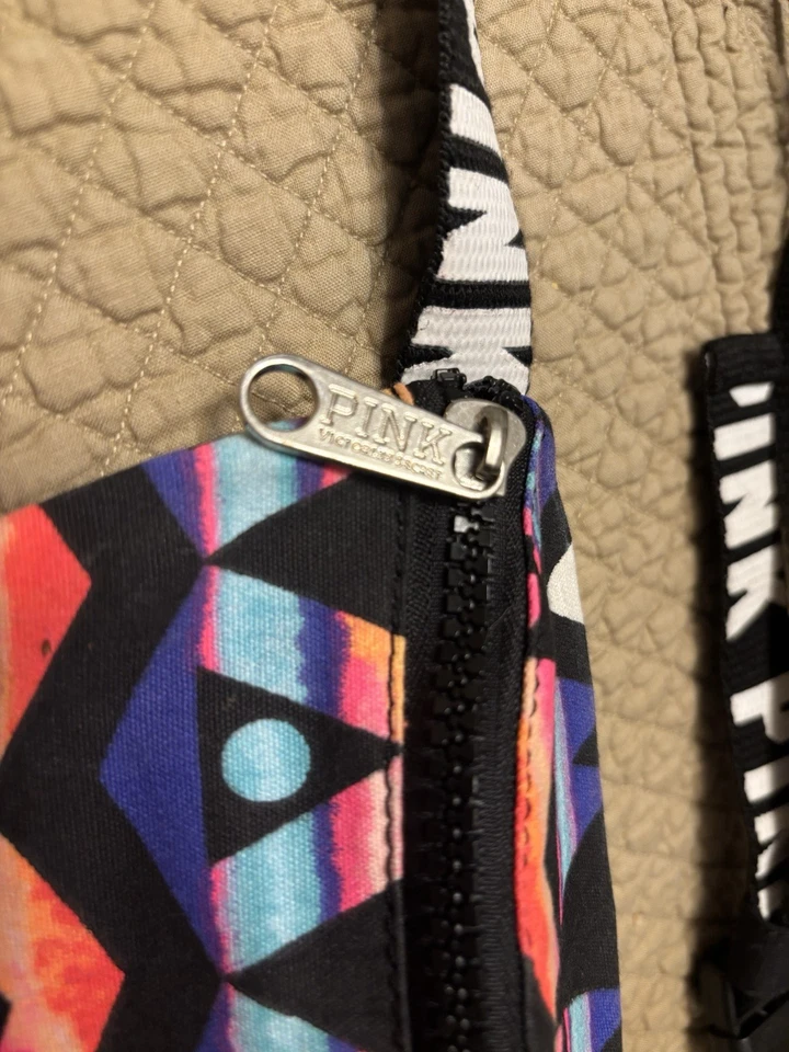 Riñonera rosa Victoria's Secret negra con logotipo geométrico Foto 4 de 4