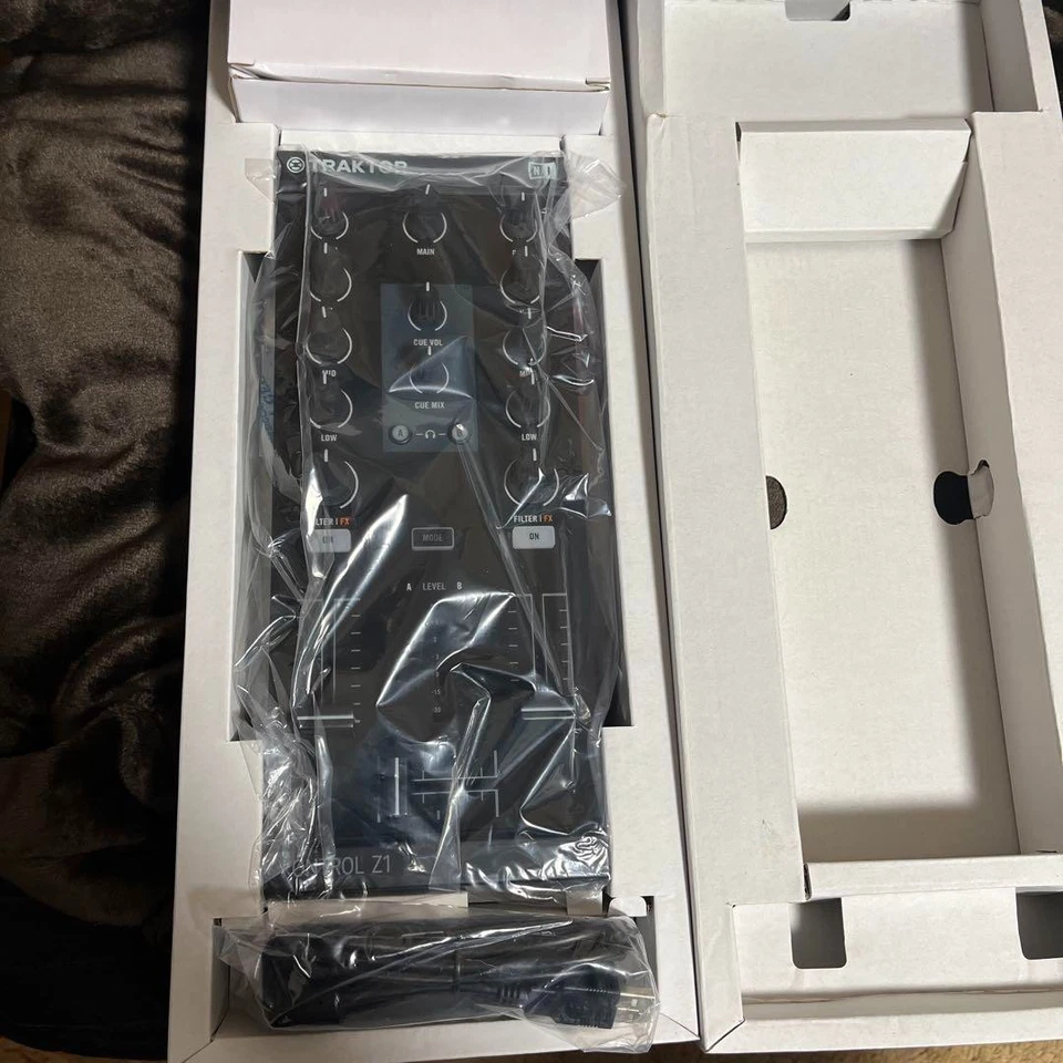 Native Instruments TRAKTOR KONTROL Z1 DJ Mixer Controller Audio Interface W/Box - Image 2 of 2