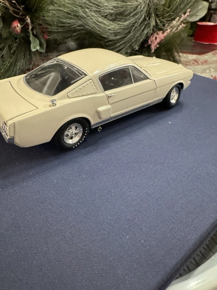 1965 Ford Shelby Mustang GT350R White with Blue Stripes 1/24 Diecast Model Car - Image 4 of 4