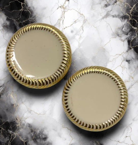 Pendientes de disco vintage de los años 80 tono dorado esmalte crema pasarela de alta costura perforada Foto 2 de 4