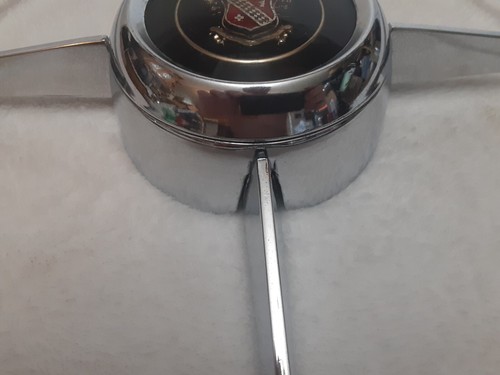 ** ( 1 ) 1951 1952 1953 Buick Special Chrome Horn Ring with Button/Cap # 1165112 - Foto 4 di 8