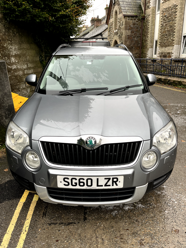 SKODA YETI 2.0 TDI. SE MODEL. 2 WD. 111.255 miles. GUNMETAL GREY
