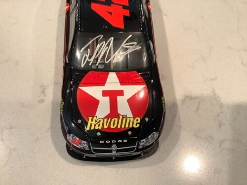 JUAN PABLO MONTOYA AUTOGRAPHED 2007 DODGE AVENGER TEXACO COT DIECAST & CARD - Afbeelding 1 van 15