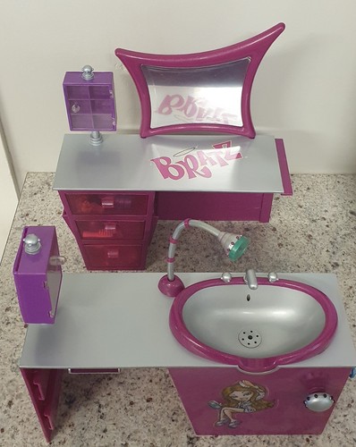 2002 Bratz 1st Edition - Stylin Hair Studio - complete - Picture 2 of 4