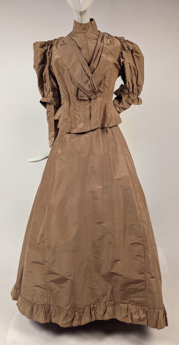 VICTORIAN 1890’S TAN SILK TAFFETA PUFF SLEEVE BUSTLE DRESS