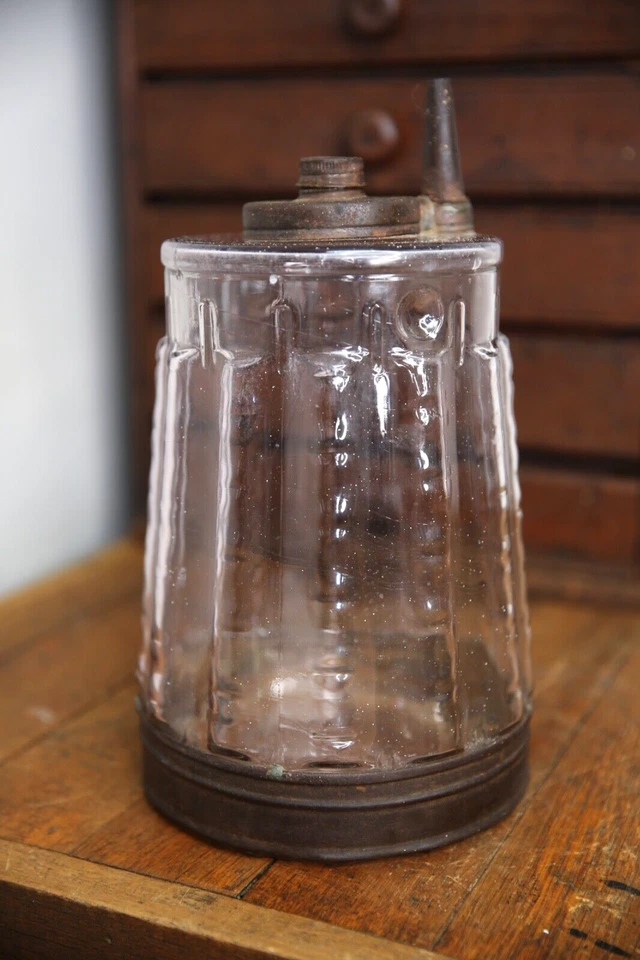 Старинная винтажная банка из керосинового стекла с моторным маслом фиолетовая с металлическим носиком - Изображение 2 из 4