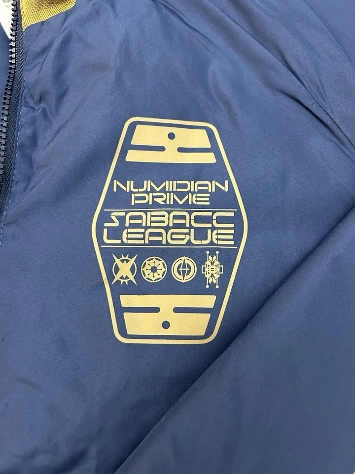 Jaqueta Bombardeiro Star Wars Galaxy Box Sabacc League Masculina Média Azul Dourado Nova Com Etiqueta - Imagem 2 de 4