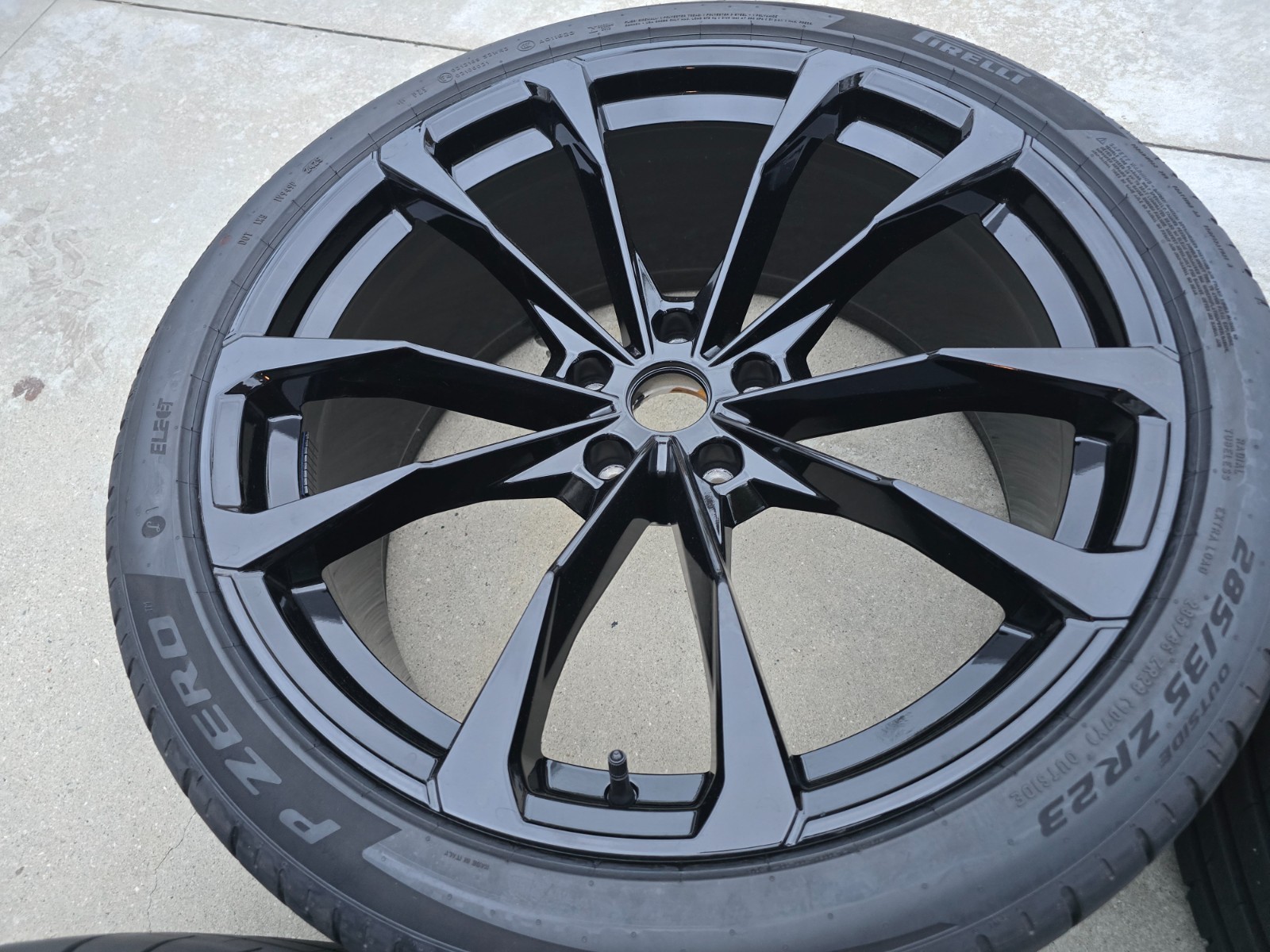2025 23" Lamborghini URUS black OEM factory wheels