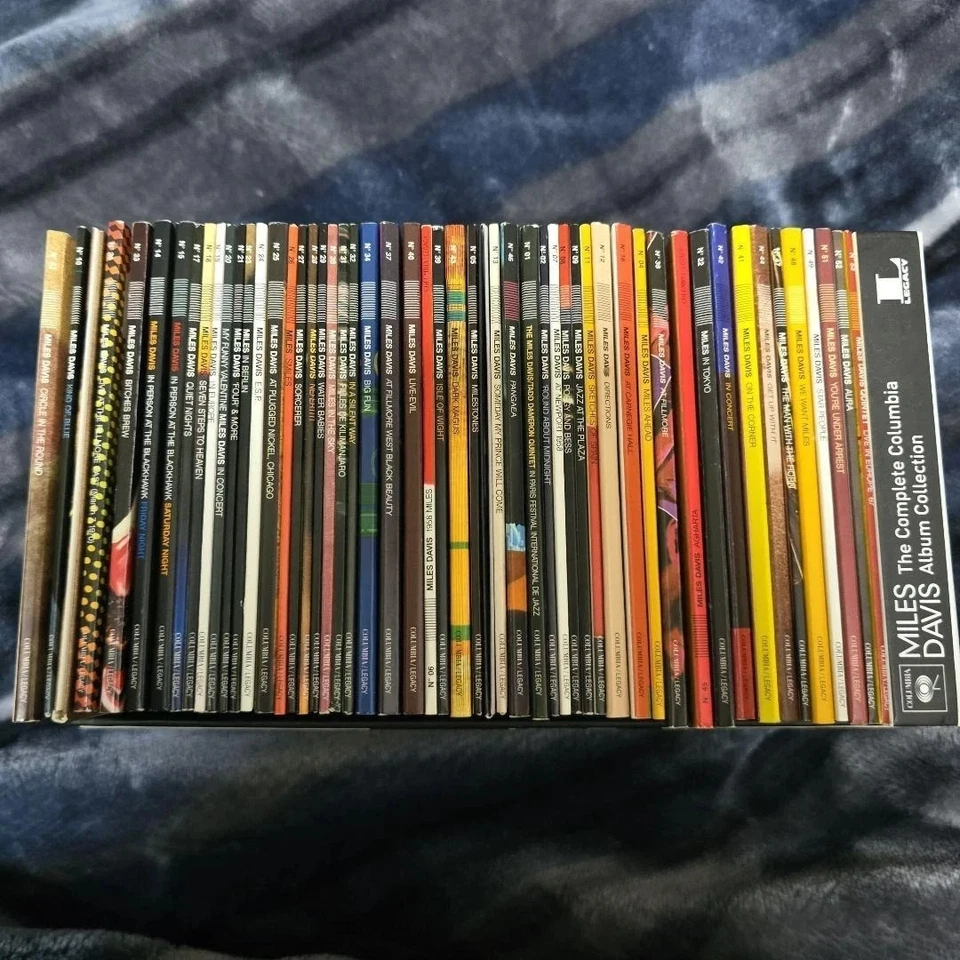 MILES DAVIS "THE COMPLETE COLUMBIA ALBUMS COLLECTION" 70CD/1 DVD BOX SET - Image 3 of 4