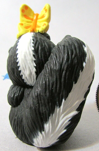 Hallmark Merry Miniature 1995 Skunk with Flower - Picture 3 of 6