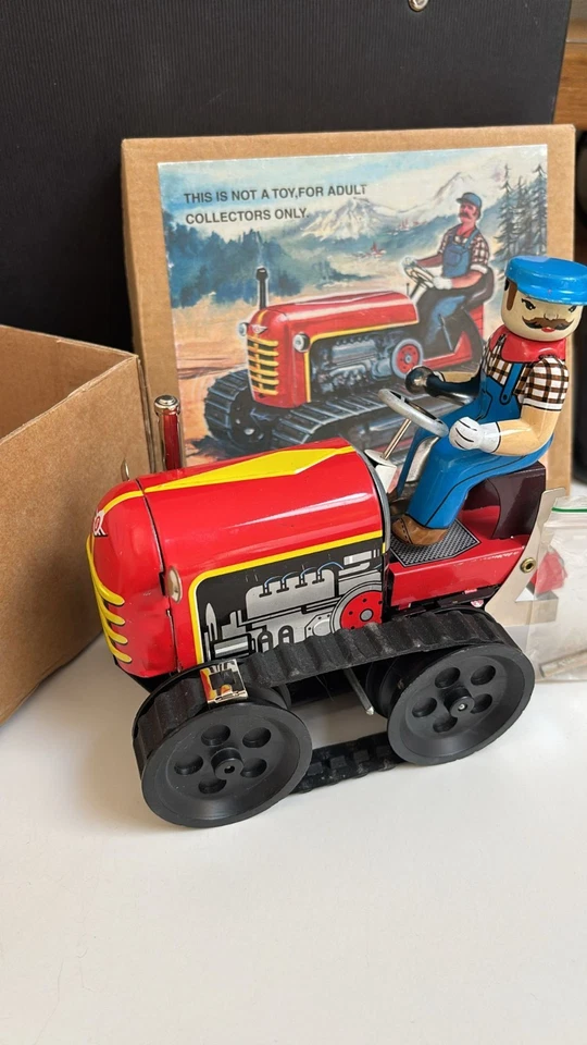 Vintage Tin Litho wind Up Tractor, Rubber Tread & Key In Original Box 1980 - Image 2 of 4
