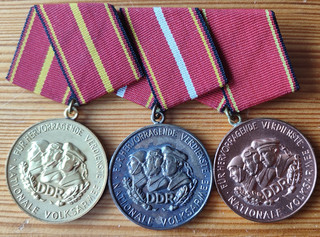Verdienstmedaillen der NVA Gold Silber Bronze