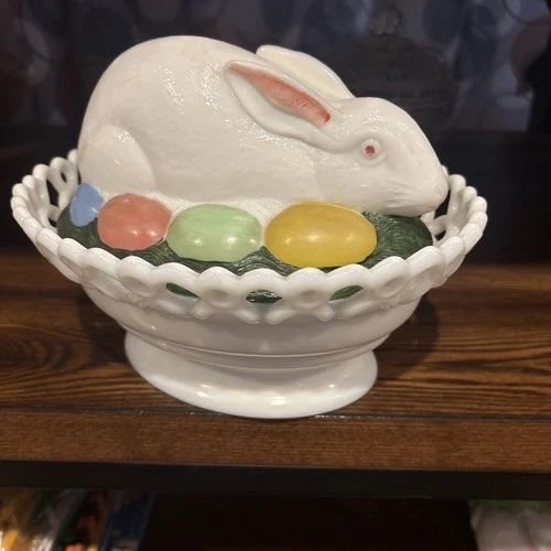 Vintage Westmoreland Oval Painted Milk Glass Nesting Bunny Rabbit Candy Dish