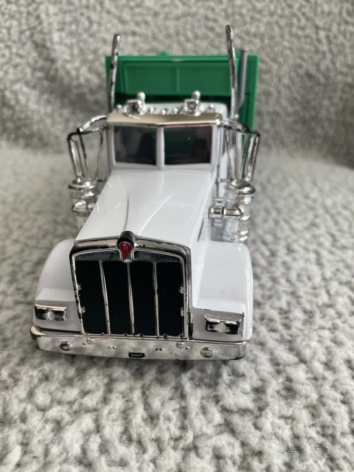 1/32 New Ray Kenworth W900 White & Green Garbage Truck Collectible Toy - Image 3 of 4