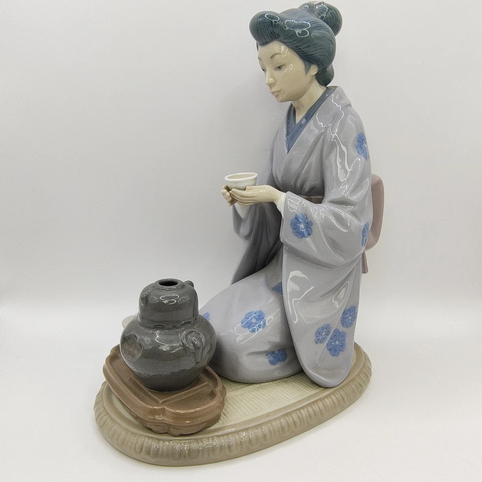 LLadro August Moon Geisha 5122 Geisha Japonesa Niña Sirviendo Ceremonia del Té 1981 Foto 4 de 4