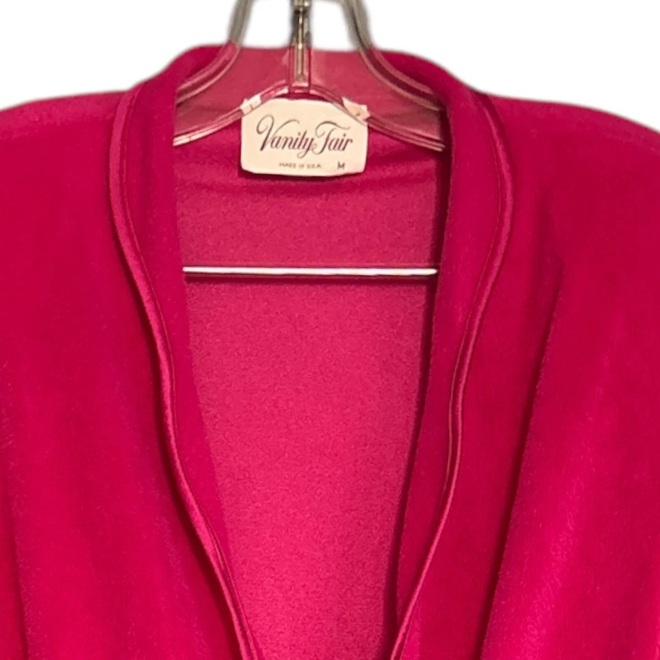 Abrigo de casa vintage Vanity FAIR rosa fucsia envolvente con bolsillos  Foto 3 de 4