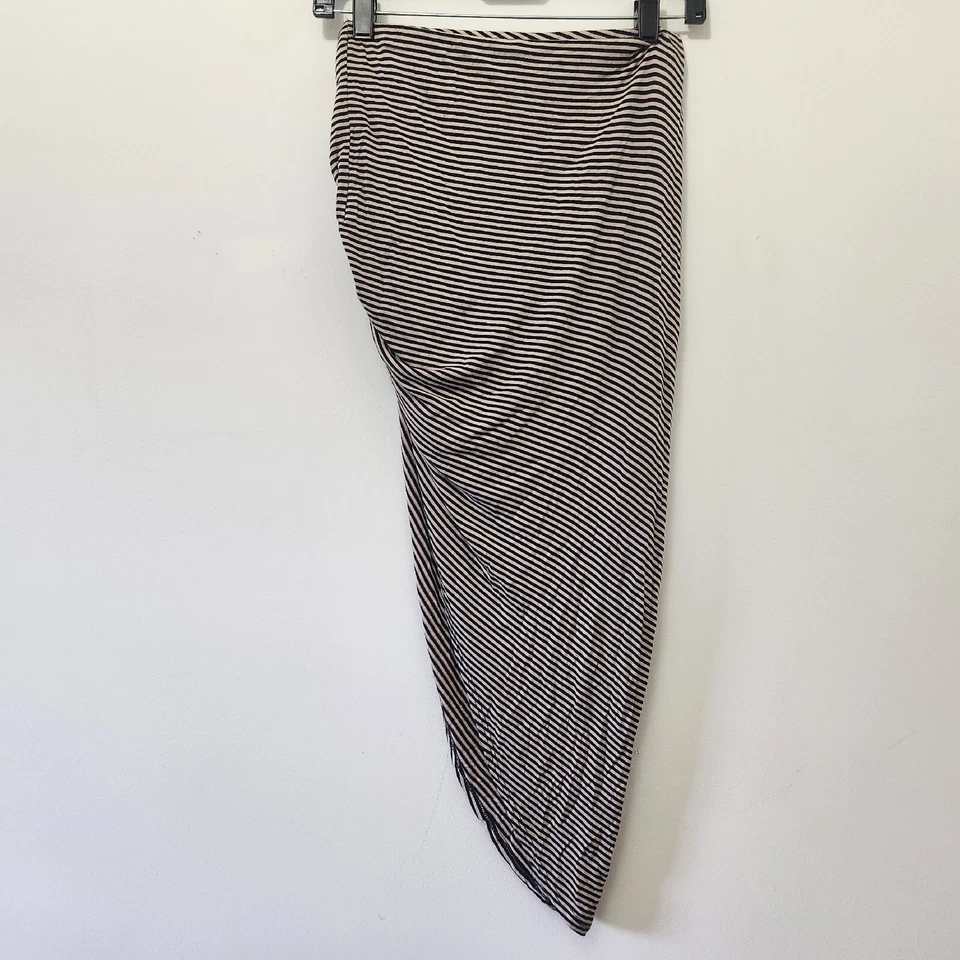 Saia assimétrica listrada preta e bege feminina CHARLOTTE RUSSE tamanho P - Imagem 4 de 4