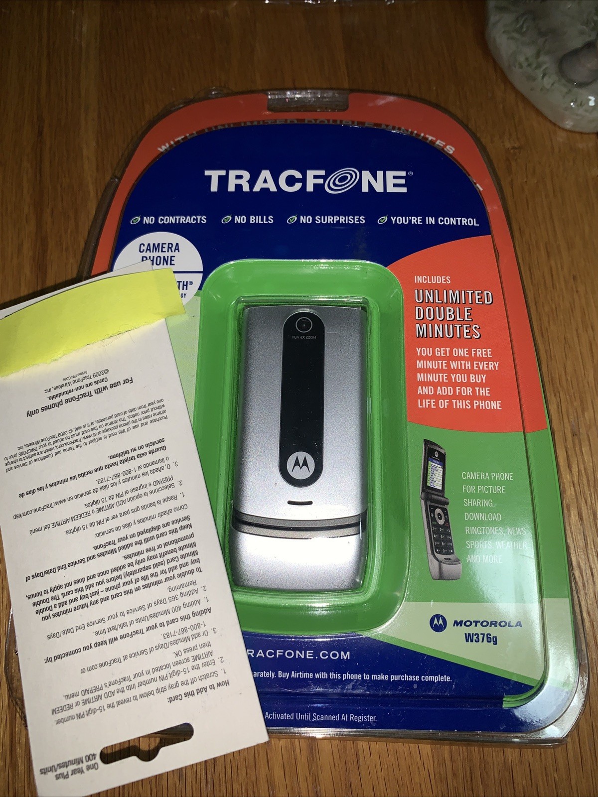 TRACFONE MOTOROLA W376G SILVER FLIP  PHONE. W/1 Year & 400 M
