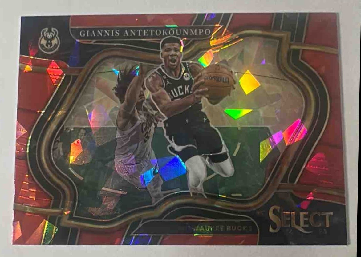 2022 Panini Select Giannis Antetokounmpo Red Cracked Ice Prizms #261 Courtside