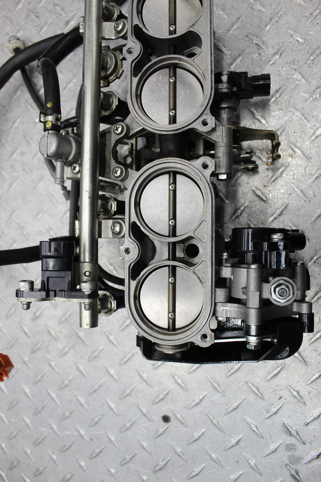 Yamaha FZ1-S 2006 cuerpo completo del acelerador Foto 2 de 4