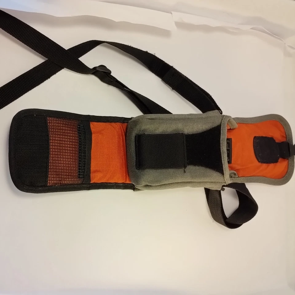 BLACK/GREY CRUMPLER SPORTY GUY COMPACT DIGITAL CAMERA BAG HARDLY USED - Image 4 of 4