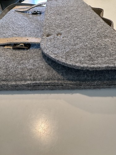 Laptoptasche aus grauem Filz mit beigem Leder von ETOI DESIGN - Bild 17 von 17