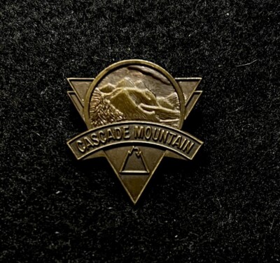 CASCADE MOUNTAIN Vintage Ski Pin WISCONSIN Resort Souvenir Travel