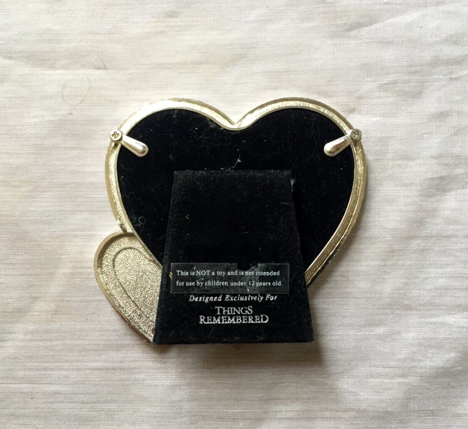 MARCO DE FOTOS COSAS RECORDADAS EN FORMA DE CORAZÓN ESMALTE ROSA CRISTALES JOYA 3"x3" Foto 2 de 2