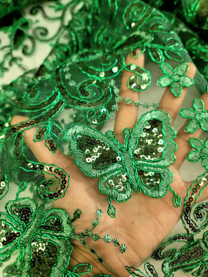 Vestido de malla de mariposas de encaje verde esmeralda tela de graduación vendido por yarda Foto 2 de 4