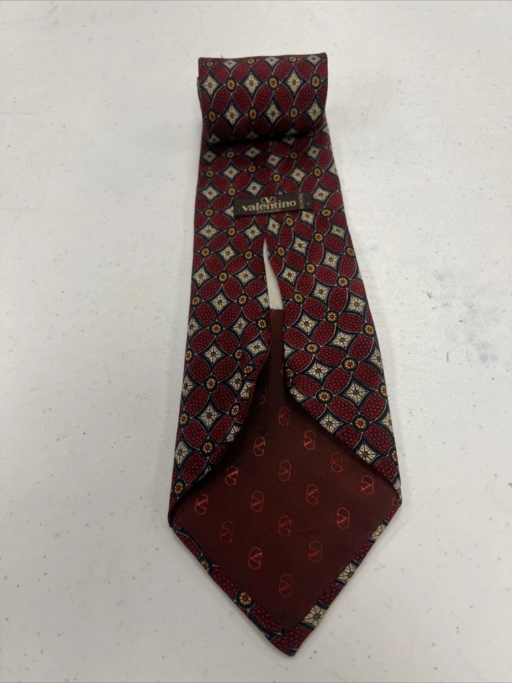 Corbata de cuello de seda geométrica roja Valentino para hombre $395 Foto 2 de 4