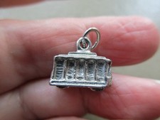 LINDO BRAZALETE COLGANTE VINTAGE RETRO ANTIGUO TONO PLATA TRANVÍA TROLEBÚS LLAVERO ENCANTO