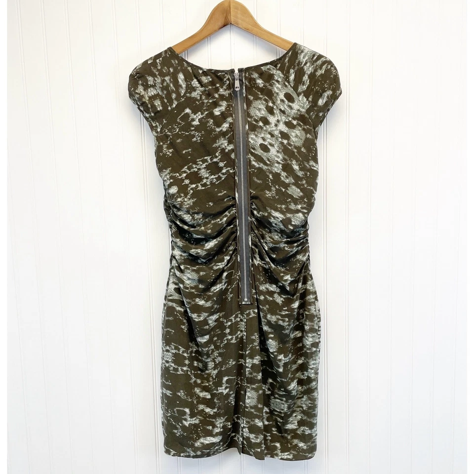 Vestido recto Andrew Marc para mujer 8 seda moteado verde oliva escote cuadrado cremallera Foto 3 de 4