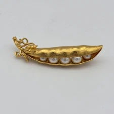 Vintage Trifari Pea Pod Brooch Pin Faux Pearl Gold Tone Figural Signed Leaf
