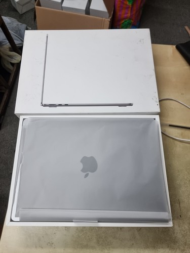 Apple MacBook Air 13" 2024 M3 Chip 16GB RAM 256GB SSD Laptop - SPG 6 Cycles - Afbeelding 4 van 24